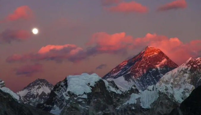 喜马拉雅山为什么没有火山活动（板块碰撞的隆起而看不见）