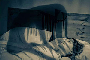 鬼压床是怎么回事?有关鬼压床的科学解释，睡眠瘫痪症状